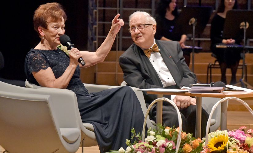 prof. Jan Krysiński i Grażyna Sikorska podczas jubileuszowego koncertu w Filharmonii, fot. Jacek Szabela