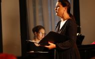 Zdjęcie z koncertu Muzyka na Politechnice: śpiewaczka w czarnej sukni