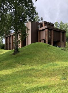 Przykład norweskiej architektury w naturalnym otoczeniu.