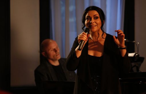 Zdjęcie z koncertu Muzyka na Politechnice: śpiewaczka w czarnej sukni