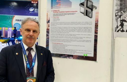 Dr inż. Adam Rylski na wystawie w Malezji przy posterze prezentującym nagrodzoną technologię, fot. arch. A.R.