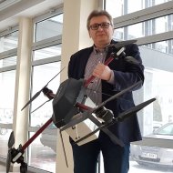  Dr inż. Robert Cichowicz wraz z aparaturę pomiarowo-próbkującą przenoszoną przez zdalnie sterowanego drona foto. Jacek Szabela