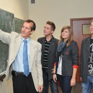 Dyrektor T.Kozera z uczniami. Fot. Jacek Szabela