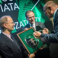 Od lewej: doc. Marek Sekieta i doc. Bogdan Żółtowski odbierają nagrodę podczas Gali Sportu