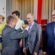 Pan Gabriel Kabza (w środku) podczas wręczania odznaki Za zasługi dla Miasta Łodzi.