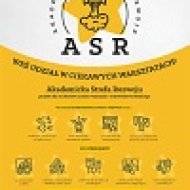 Zdjęcie przedstawia plakat ASR. Góra plakatu jest szara z żółtą gwiazdą i rakietą. Dół plakatu jest żółty i znajdują się tam ikony pokazujące ofertę projektu.