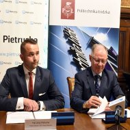     Podczas podpisania umowy na PŁ, od prawej rektor prof.S.Wiak oraz Jerzy Pietrucha, prezes Zarządu i dyrektor generalny Grupy Pietrucha, fot. Jacek Szabela.
