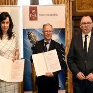 Podpisanie umowy PŁ z firmą Veolia Energia. Od lewej: Anna Kędziora-Szwagrzak, prof. Sławomir Wiak - rektor PŁ oraz Sławomir Jankowski