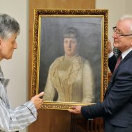 Od lewej: Anna Maria Varisella-Hanasz przekazuje obraz Richterowej rektorowi PŁ, Prof. S.Bieleckiemu.