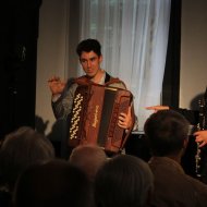Kornel Wolak - klarnet, Michael Bridge - akordeon, Guillaume Tardif - skrzypce