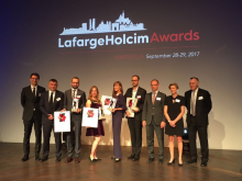Zbiorowe zdjęcie laureatów międzynarodowego konkursu LafargeHolcim Awards 2017.