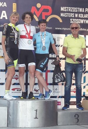 Katarzyna Pernal Mistrzynia Polski w kolarstwie szosowym na podium też Zenon Jaskóla - Starachowice 2019, fot. arch.prywatne