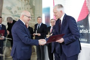     Prof. Jacek Ulański odbiera nagrodę od ministra J.Gowina. foto. Przemysław Blechman, MNiSW 