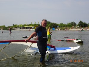 Prof. Krzysztof Jóźwik po surfowaniu na desce, fot.arch. prywatne