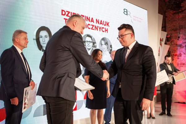 Dr inż. Szymon Szufa z PŁ odbiera gratulacje od ministra NiSW - Jarosława Gowina, foto. NCBR