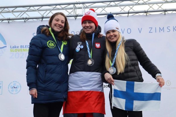 Ola Bednarek studentka PŁ, podczas wręczenia medali na MŚ w Słowenii