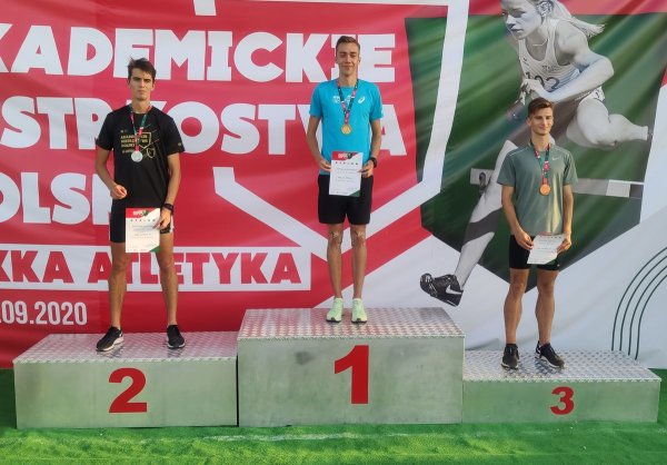 Zwycięzcy w biegu na 400m w składzie (L) Kajetan Duszyński, Mateusz Rzeźniczak i Mateusz Wójcik fot.K.Wojciechowski i M.Ziółkowski