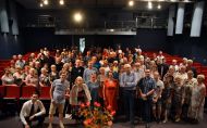 Zdjęcie pamiątkowe w sali widowiskowej ok. 50 uczestników spotkania z B. Wołoszańskim w ramach Czwartkowe Forum Kultury