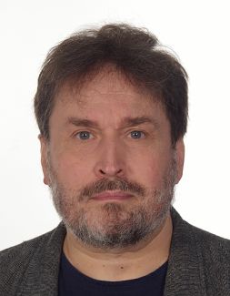 zdjęcie portretowe: prof. Piotr Ulański na białym tle.