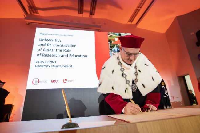 Rector prof. Krzysztof Jóźwik signs the Magna Charta Universitatum