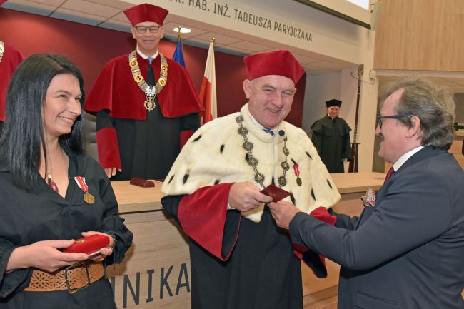 Rektor PŁ, prof. Krzysztof Jóźwik otrzymał Medal Komisji Edukacji, fot. Jacek Szabelala