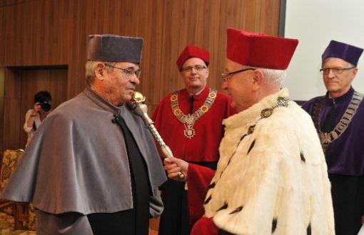 Prof. Stanisław Bielecki w rektorskiej todze nadaje tytuł Doktora Honoris Causa prof. Ariehowi Warshelowi, który stoi w szarej todze po lewej stronie.