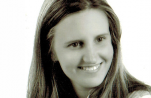 Czarno-białe zdjęcie portretowe: dr Patrycja Jaros na białym tle.