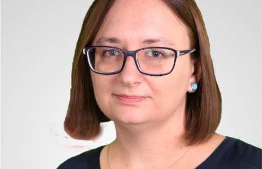 Zdjęcie portretowe: dr inż. Ewa Pastorczak z niebieskiej bluzce na jasnym tle.