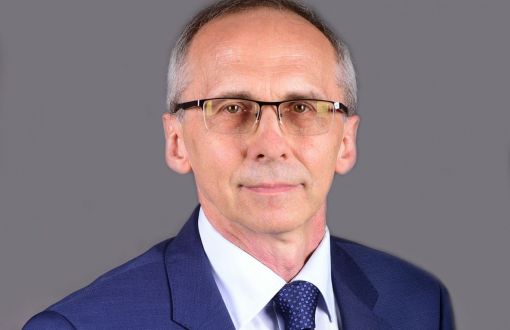 Zdjęcie portretowe: prof. Paweł Strumiłło, prorektor ds. rozwoju Politechniki Łódzkiej, w niebieskim garniturze na szarym tle.
