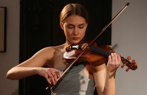 Skrzypaczka Kaya Kotarska gra podczas występu na koncercie Muzyka na Politechnice