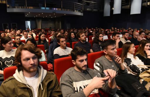 Sala widowiskowa PŁ z czerwonymi fotelami wypełniona studentami zagranicznymi.