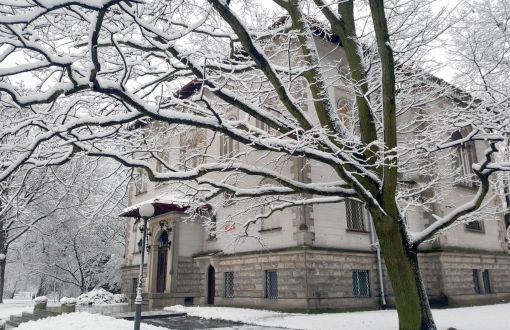 Trzykondygnacyjny budynek Rektoratu PŁ w zimowej aurze.