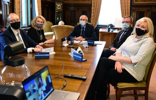 Gabinet rektora. Przy stole siedzi Prorektor i czworo dziekanów podczas wirtualnego podpisania umowy z uczelnią francuską ENSAM.