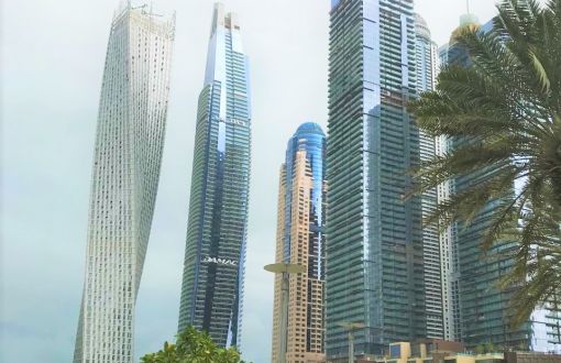 Cztery nowoczesne drapacze chmur na tle niebieskiego nieba  w Dubaju.