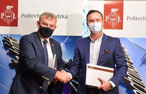 Sygnatariusze umowy (od lewej): rektor prof. Krzysztof Jóźwik i prezes Marek Gajewski stoją na tle firmowych roll upów.