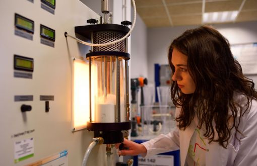 Studentka w białym fartuchu przy stanowisku laboratoryjnym na Wydziale Inżynierii Procesowej i Ochrony Środowiska PŁ.