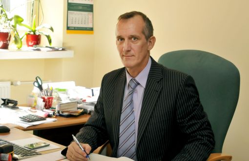 Zdjęcie portretowe: Tomasz Kozera, Dyrektor PLO PŁ przy biurku