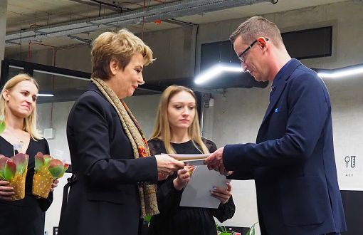 Adam \owczarek z PŁ odbiera dyplom z rąk prezydent Łodzi Hanny Zdanowskiej